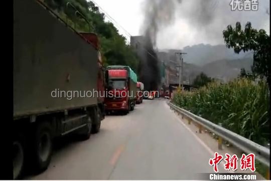 载车巨轮太平洋惊魂：电动汽车火灾谜团与救援纪实